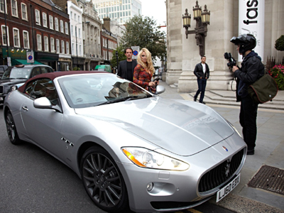 H Pamela Anderson ένοιωσε τη δύναμη της… Maserati