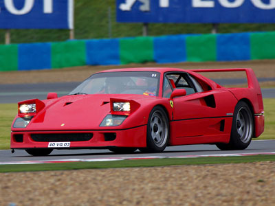 Πουλάνε σπίτι και δίνουν δώρο μία Ferrari F40…