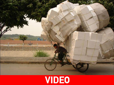 Μηχανάκι για… μετακομίσεις στην εθνική οδό