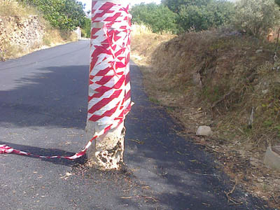 Ξέχασαν την κολώνα στη μέση του δρόμου!!!