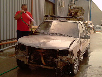 Έπλενε το τρακαρισμένο αυτοκίνητό του