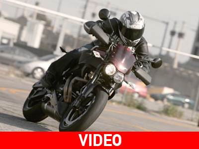 Οδηγούσε παπάκι, έκανε βόλτα το σκύλο και μίλαγε στο κινητό!!!