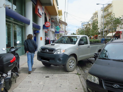 Αν έχεις αγροτικό το παρκάρεις όπου θέλεις…