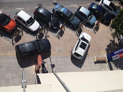 Μετέτρεψαν σε παρκινγκ το πεζοδρόμιο…