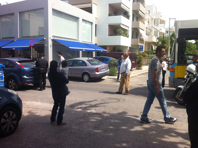 Έκλεισαν το δρόμο για να πάνε στην εφορία!!!