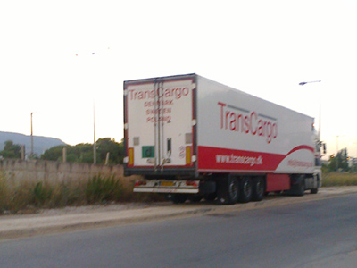 Πάρκαρε την νταλίκα στο πεζοδρόμιο…