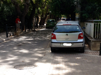 Πώς… εξαφανίζεται ένα πεζοδρόμιο!