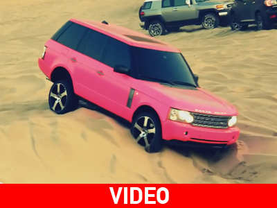 Κόλλησε με το… ροζ Range Rover στην άμμο!