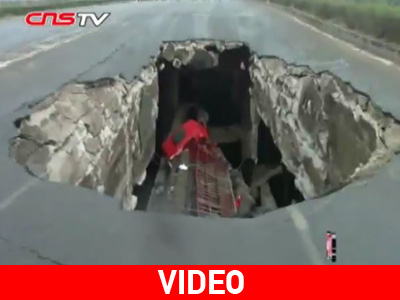 Νταλίκα έπεσε σε λακκούβα 15 μέτρων!