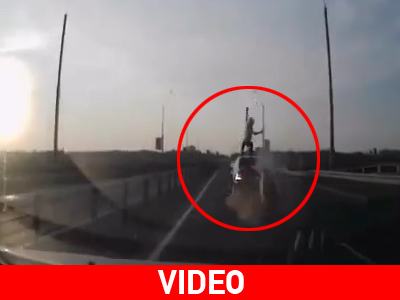 Απίστευτο τρακάρισμα μοτοσικλέτας με αυτοκίνητο…