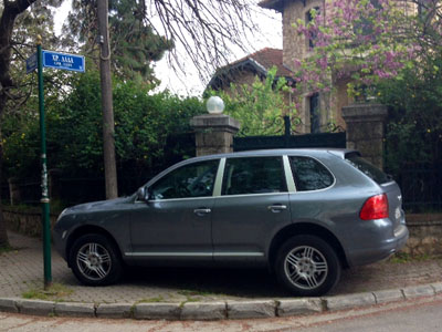 To πάρκαρε ολόκληρο πάνω στο πεζοδρόμιο…