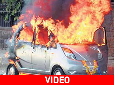 Στις φλόγες το φθηνότερο αυτοκίνητο του κόσμου