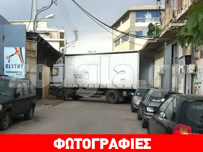 Απίστευτο: Έκλεισε το δρόμο και το πεζοδρόμιο για να ξεφορτώσει… Απίστευτο: Έκλεισε το δρόμο και το πεζοδρόμιο για να ξεφορτώσει…
