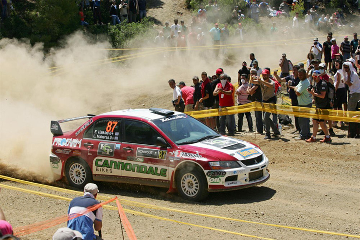 Το χώμα είναι το αγαπημένο τερέν τόσο του Θέμη Χαλκιά όσο και του Λεωνίδα Μαχαίρα...