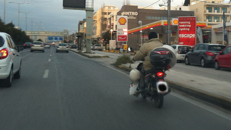 Κράνος που προστατεύει το… γόνατο! Κράνος που προστατεύει το… γόνατο!