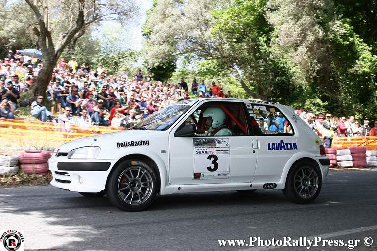Ο Διονύσης Γιαννούλης με Peugeot 106...