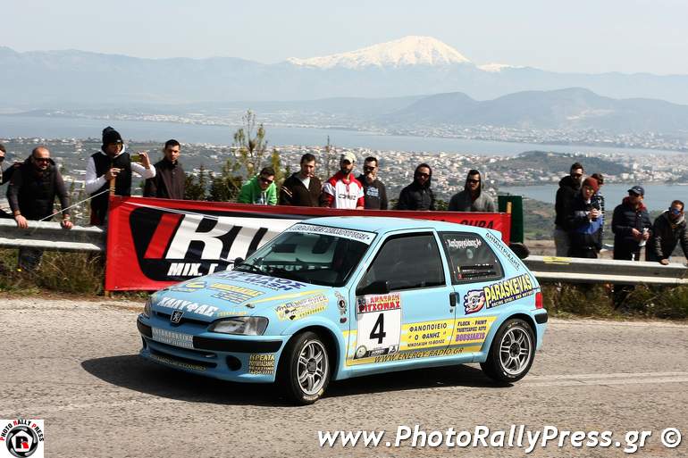 O Άγγελος Χατζηαγγελάκης με φόντο την Χαλκίδα...