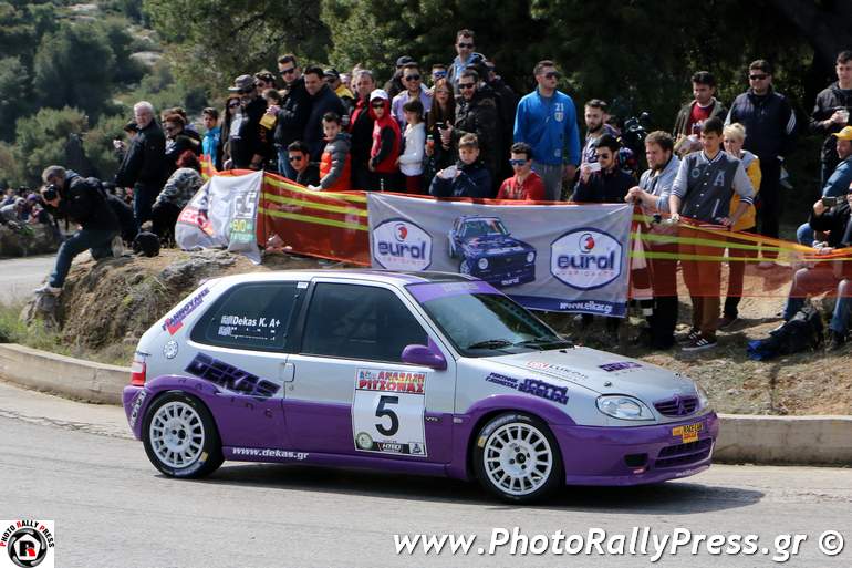 Ο Κώστας Ντέκας με Citroen Saxo