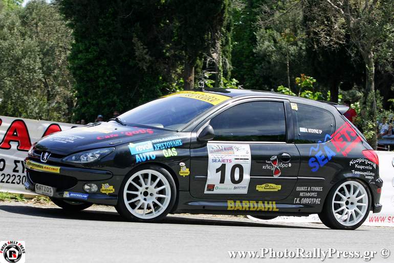 Ο Νίκος Ντούρας με Peugeot 206...