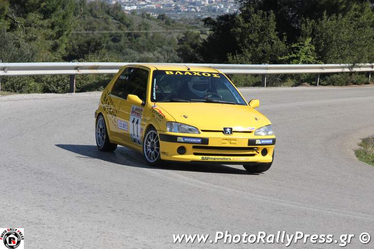 To δεύτερο κίτρινο Peugeot 106 αλλά με οδηγό τον Χρήστο Βλάχο