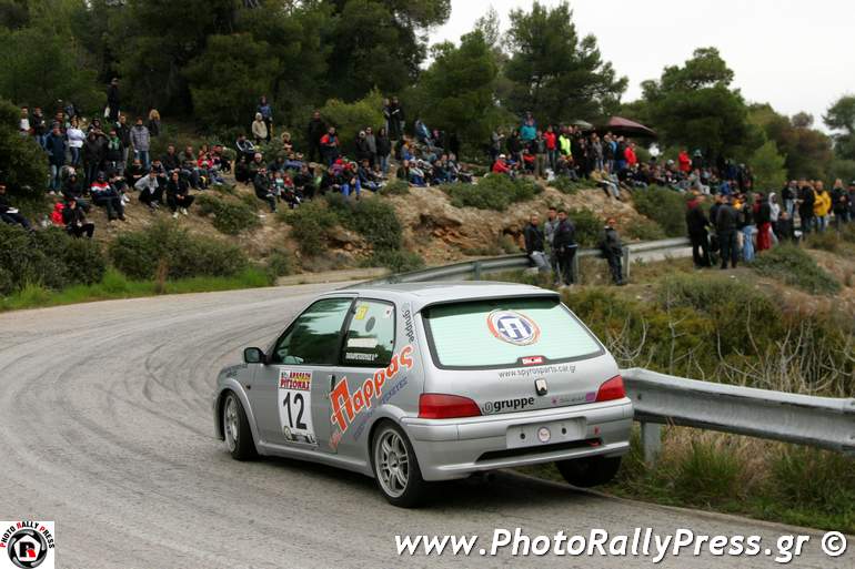 Με τόσο κόσμο σίγουρα πιέζεις παραπάνω το αγωνιστικό. στην φωτό ο Βασίλης Παπαχριστόπουλος με Peugeot 106