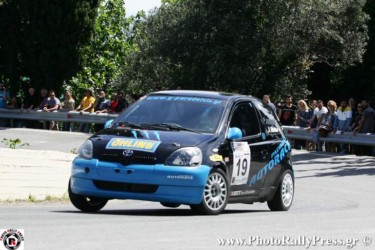 H Βάσω Κουρτίδου με Toyota Yaris