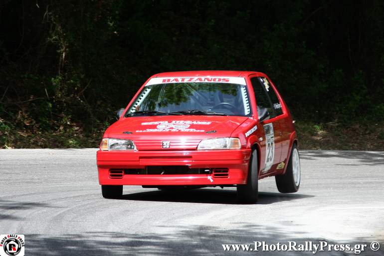 O Βασίλης Μπατζάνος με Peugeot 106