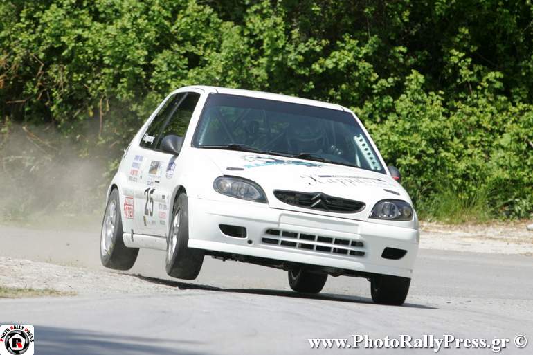 O Γιώργος Χαρμαντάς με Citroen Saxo