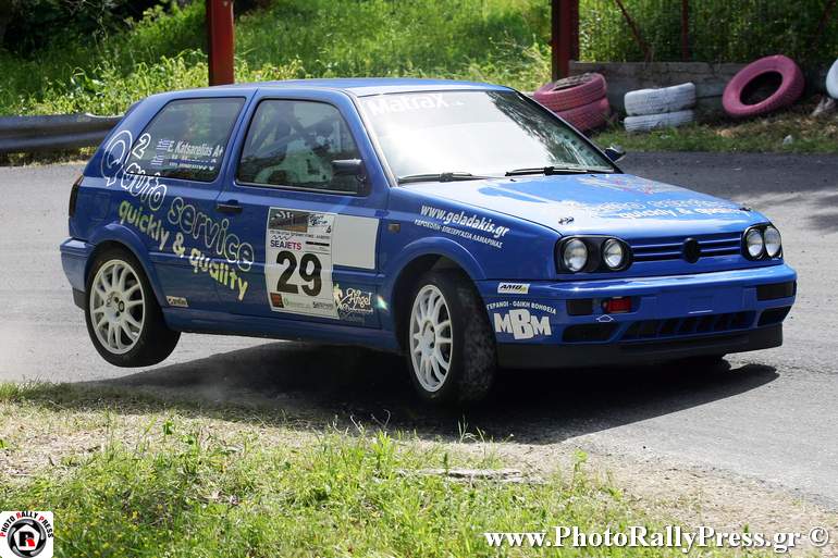 O Μανώλης Κατσαρέλιας με VW Golf Gti