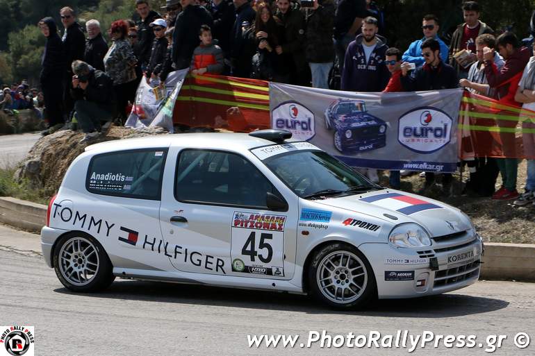 O Γιώργος Αναδιώτης με Renault Clio