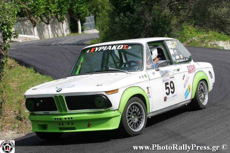 Ο Νίκος Ζευκίλης με BMW 2002