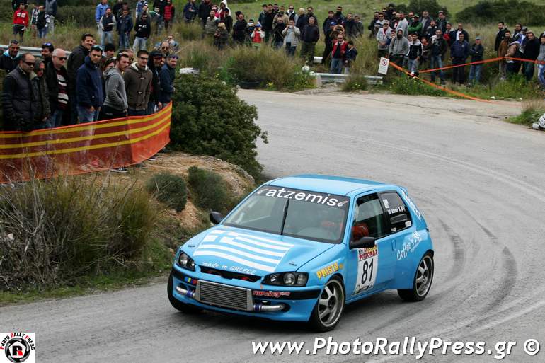 O Βασίλης Ατζέμης με το... τουμπανιασμένο Peugeot 106