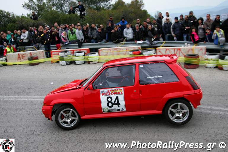 Ο Όμηρος Στρουσόπουλος με Renault 5