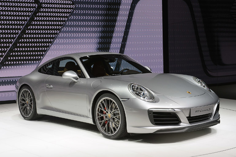 H ανανεωμένη Porsche 911 θα διατίθεται και με ένα καινούργιο εξακύλινδρο 3.0 bi-turbo κινητήρα ο οποίος θα αποδίδει 370 ίππους. Φυσικά θα υπάρχουν και οι πιο.. προχωρημένες εκδόσεις... 