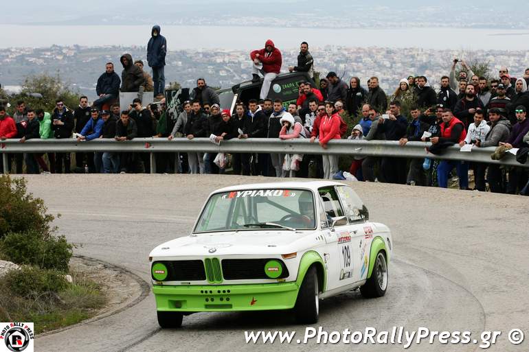 O Γιάννης Κυριάκος με το... πλάι πίσω από το τιμόνι μίας BMW 2002 ti