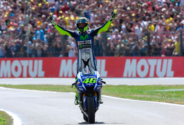 O Rossi πανηγυρίζει μία εντυπωσιακή νίκη...