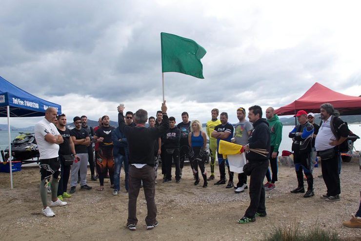 Ο Χρήστος Βασιλειάδης ενημερώνει τους οδηγούς πριν από τους αγώνες...