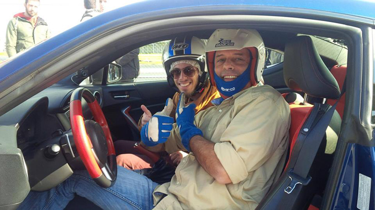 O χεράς Τάκης Σκαλτσάς με ένα από τους τυχερούς συνοδηγούς!