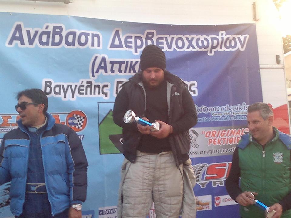 Ο Παναγιώτης Ευθυμίου έχει παραλάβει το κύπελλο και αναρωτιέται με τι... μοιάζει!!!