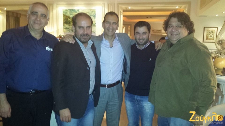 Σε χαλαρούς ρυθμούς κατά τη διάρκεια παρουσίασης του νέου Passat στην Αιδειψό (από αριστερά: Γιάννης Χαλκιαδάκης, Βαγγέλης Γκούμας, Στήβεν Σίρτης, Βασίλης Σαρημπαλίδης και Πάρις Ποντίκας)