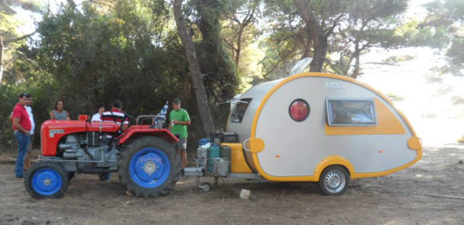 Με ένα τρακτέρ δεν είναι δύσκολο να τραβήξεις τροχόσπιτο...