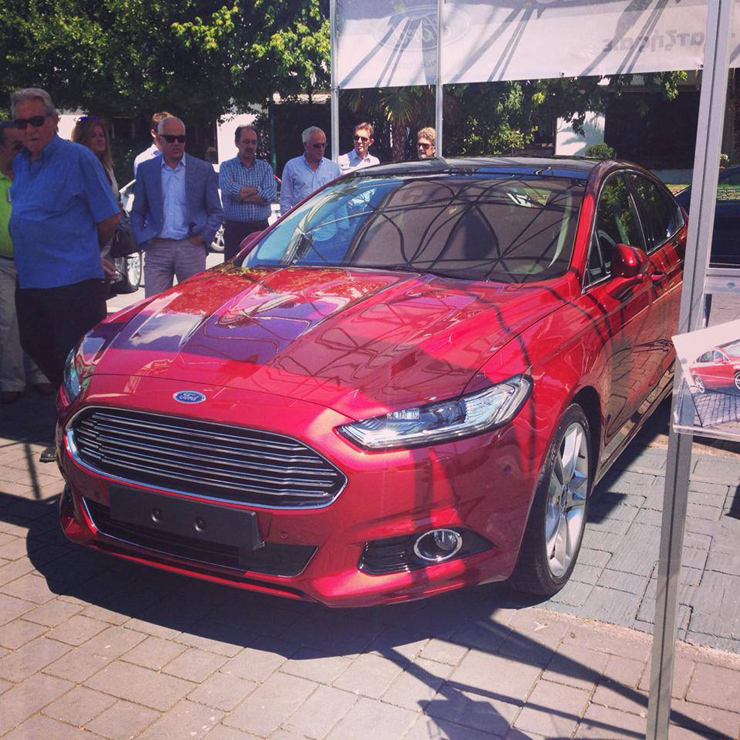 Ο Γιάννης Παμπούκης (τέρμα αριστερά) σε μία από τις πιο πρόσφατες εμφανίσεις του σε παρουσίαση αυτοκινήτου...