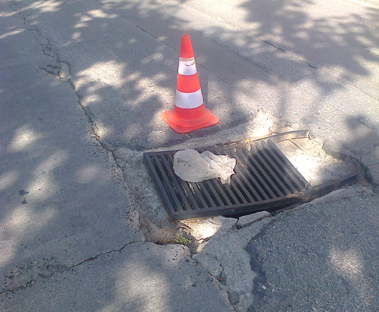 Αυτό είναι κομμάτι του δρόμου... Αρκεί να μην πέσουμε μέσα!!!