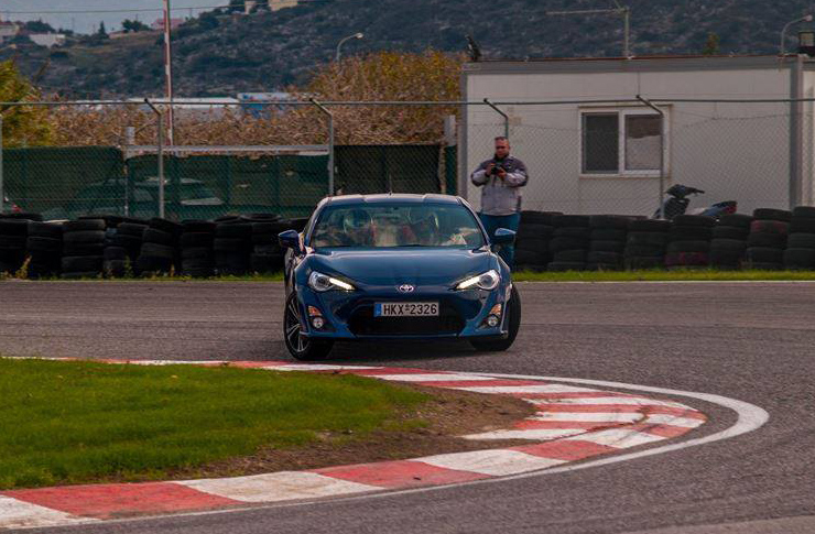 Τέτοιο θέαμα προσέφερε ο Τάκης Σκαλτσάς με ένα αυτοκίνητο που και να θες δεν σπάει!!!