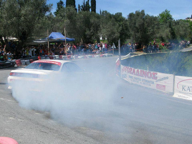 Απίστευτο θέαμα πίσω από το τιμόνι ενός Nissan Silvia...