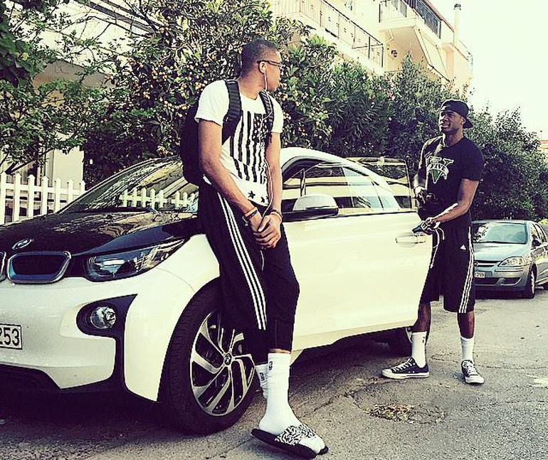 Ο Γιάννης Αντετοκούνμπο με το ηλεκτρικό BMW i3. Το συγκεκριμένι με το... ζόρι επιβαρύνει τον ιδιοκτήτη με 2 ευρώ για κάθε 100 χιλιόμετρα!