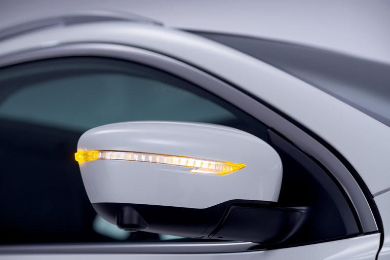 Τα πλαινά φλας εφοδιάζονται με κάμερες που έχουν τοποθετηθεί στην κάτω μεριά...