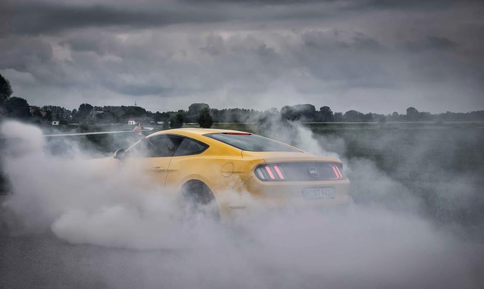 Άντε γειά... Mustang σημαίνει πολλά πράγματα που δεν μπορείς να τα κάνεις με άλλο αυτοκίνητο...