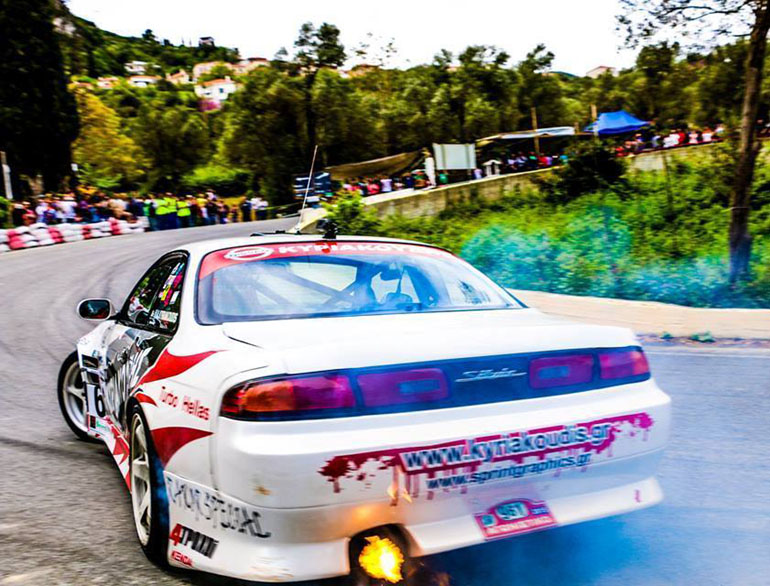 Φωτιά στην άσφαλτο έβαλε ο Αθηναίος οδηγός...