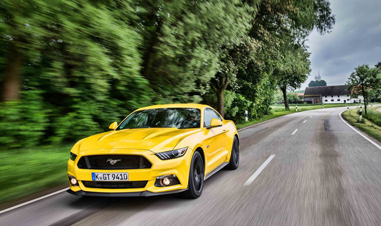 Η έκδοση των 5.0 λίτρων έχει απόδοση σε όλο το φάσμα των στροφών. Στην έκδοση των 2.3 λίτρων απλά 'κρεμάει' λίγο μετά τις 4.500 σ.α.λ... 